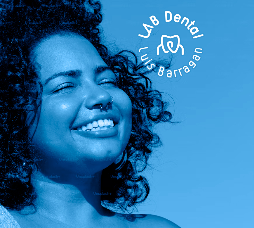 Mujer-Sonriendo-LAB-Dental-Luis-Barragan